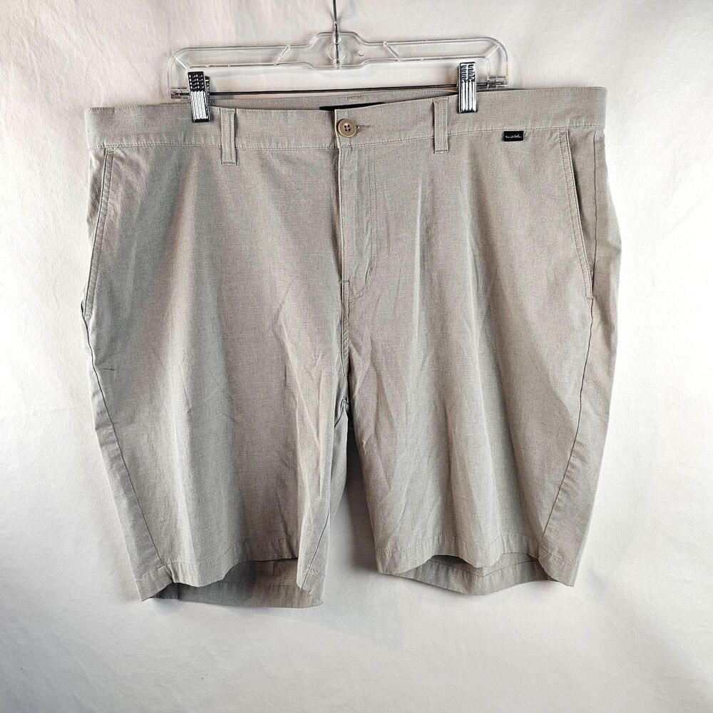 Travis Mathew Shorts Mens 42 Beige Tan Golf Casual Stretch Performance Preppy